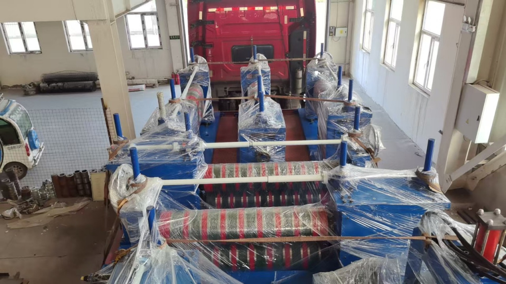 Фото оборудования на заводе и его упаковка