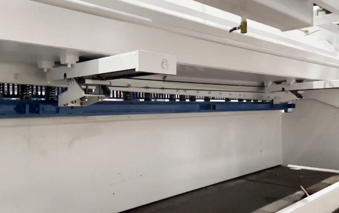 Гильотина для листовой стали 12X3200 E21S Гильотина для листовой стали 12X3200 E21S