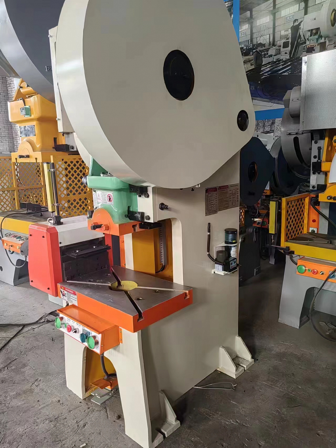 Поставка кривошипного пресса J21-40T с автоподачей NCF-200 в Нижний Новгород