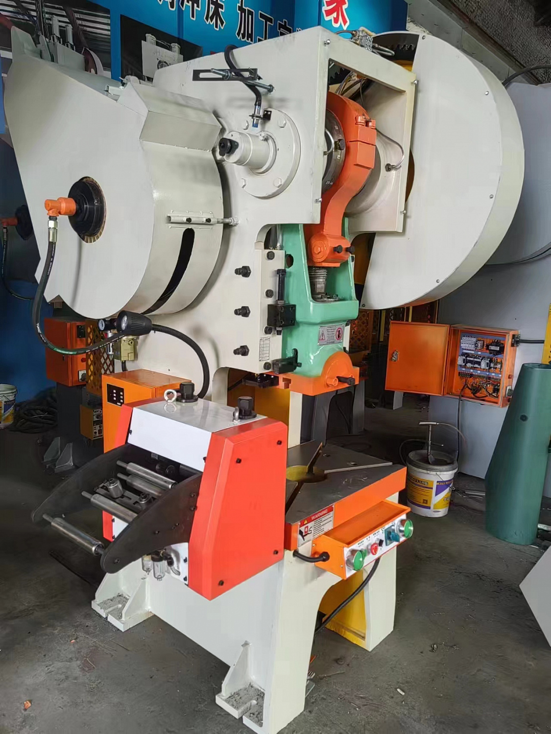 Поставка кривошипного пресса J21-40T с автоподачей NCF-200 в Нижний Новгород