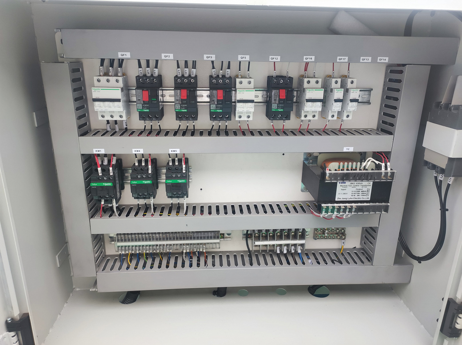 Поставка токарного станка CW62100F для обработки крупногабаритных деталей в Магадан