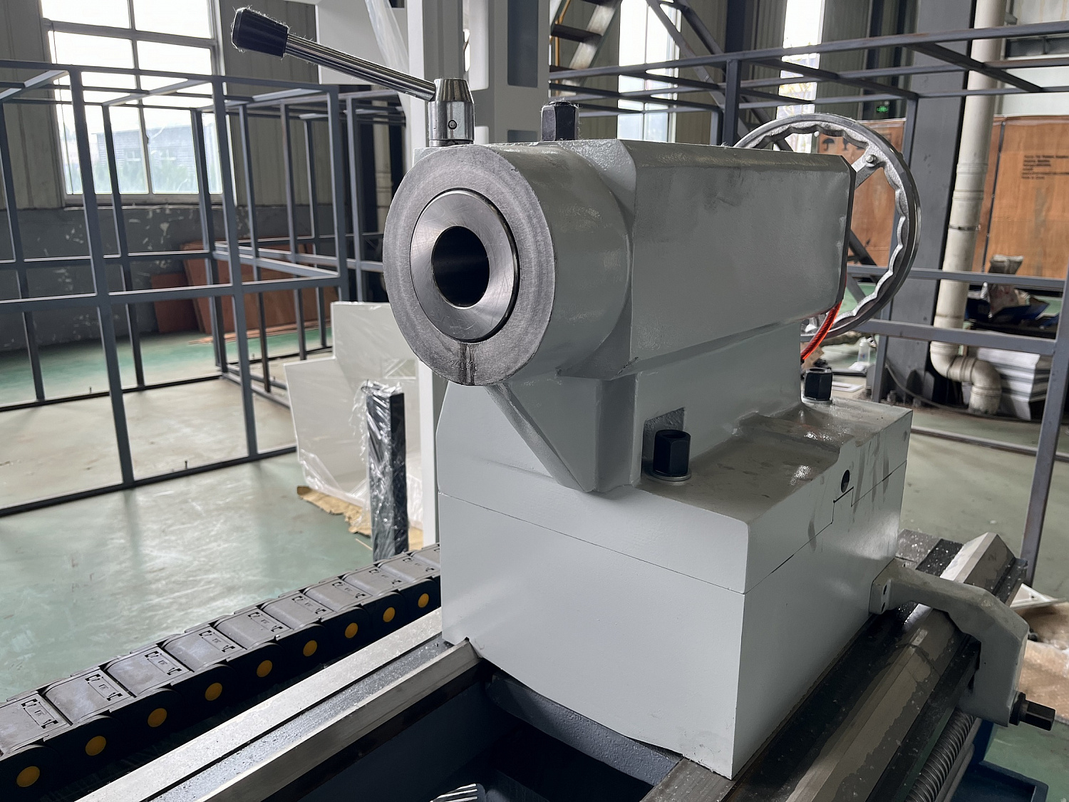 Поставка токарного станка CW62100F для обработки крупногабаритных деталей в Магадан