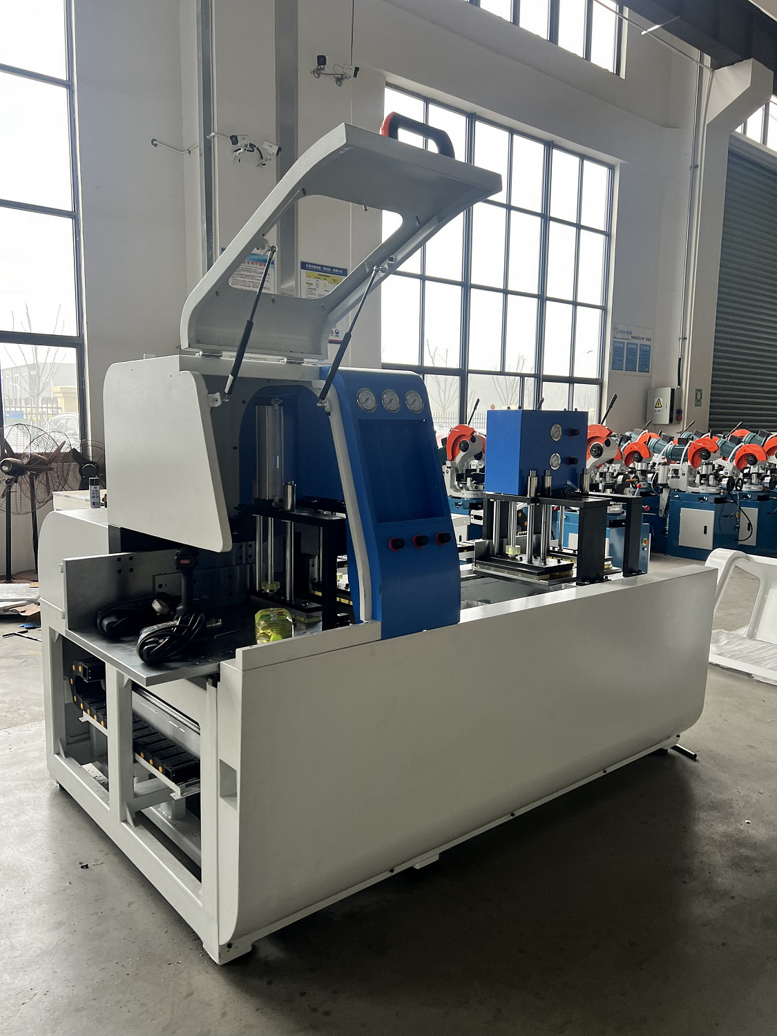 Поставка станка ЧПУ для резки алюминиевого профиля 550 CNC-3a-1s