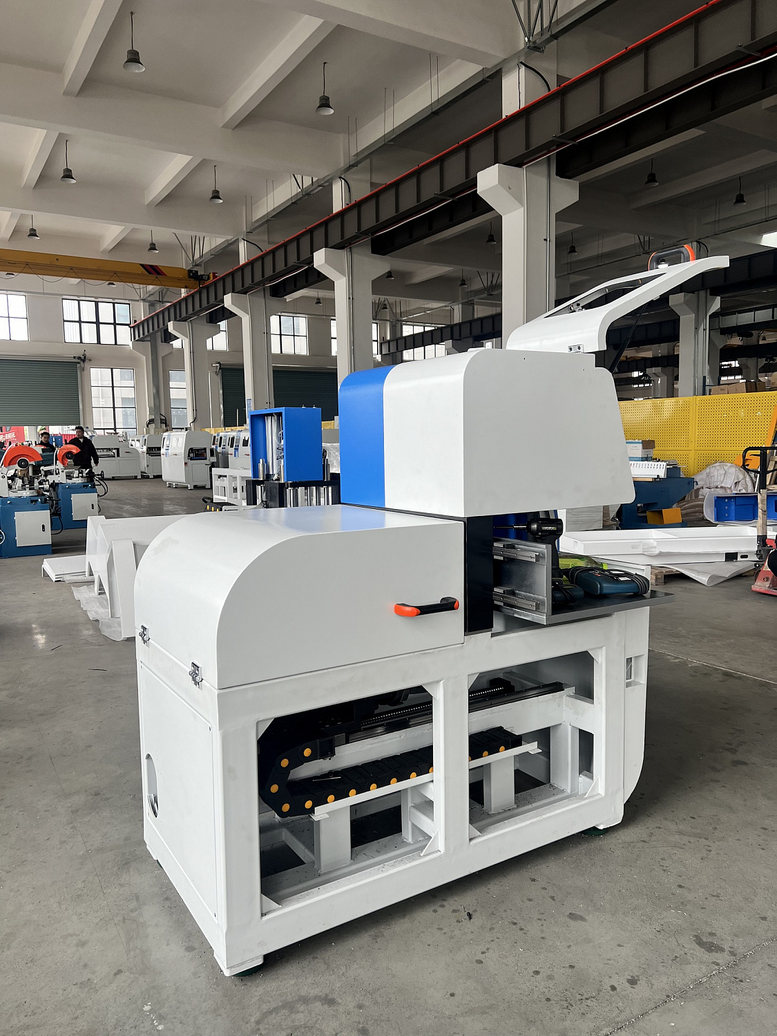 Поставка станка ЧПУ для резки алюминиевого профиля 550 CNC-3a-1s